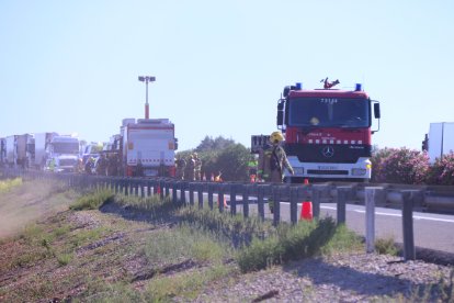 Els equips d'emergències treballen a l'AP-7.