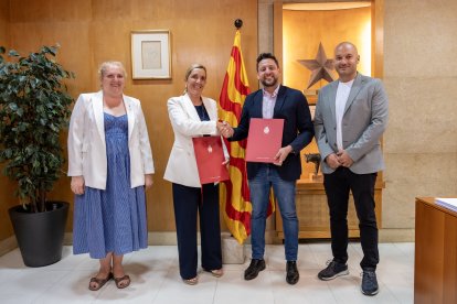 L’alcalde de Tarragona, Rubén Viñuales, i l’alcaldessa de Valls, Dolors Farré, després de signar el conveni.