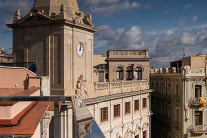 Façana i rellotge de l'Ajuntament de Reus.