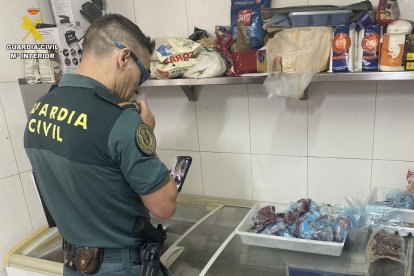 Un agent de la Guàrdia Civil durant la inspecció del restaurant de l'Ametlla de Mar.