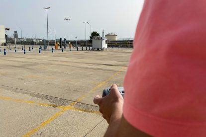 Un dron sobrevolant terrenys del Port de Tarragona.