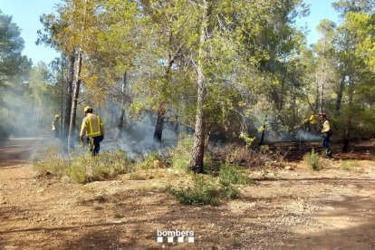 Imatge dels Bombers treballant en l'incendi a Mont-roig del Camp