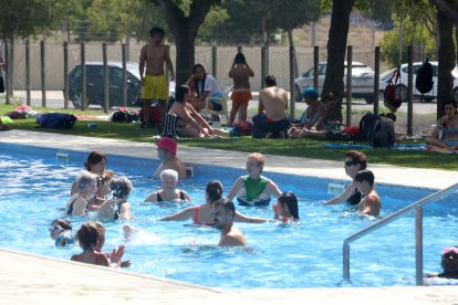 Banyistes refrescant-se de la calor a les piscines municipals de Balàfia de Lleida