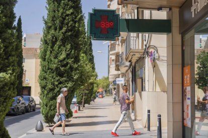 El termòmetre d'una farmàcia indica que la temperatura és de 33 graus