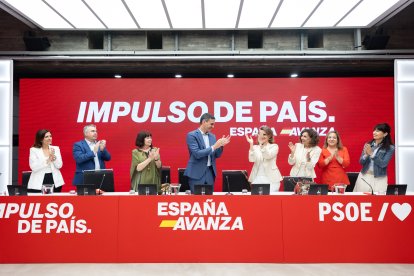 Sánchez aplaudeix Teresa Ribera a la reunió de l'Executiva Federal del PSOE.