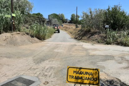 Una màquina treballant al camí del Burgar.