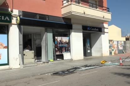 Imatge de l'oficina de Caixabank de la Rambla Marinada de Llorenç del Penedès assaltada després del robatori.