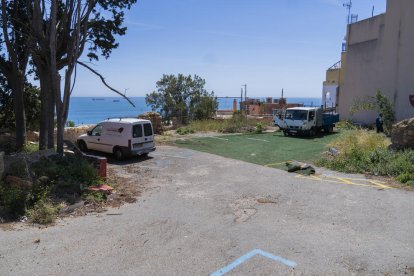 El solar on s’ubicava l’antic Hostal del Sol, el qual ha tingut diferents usos en els últims anys, es troba al passeig de Sant Antoni