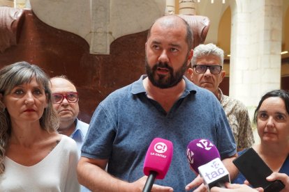 Xavi Puig, portaveu adjunt del grup Municipal d'ERC a l'Ajuntament de Tarragona atenent als mitjans de comunicació.