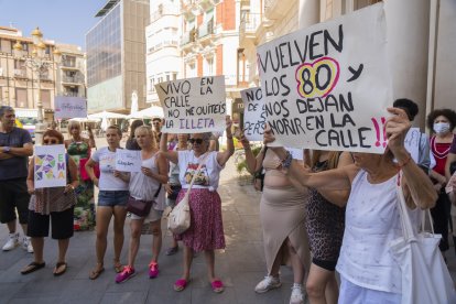 Els manifestants mostraven pancartes amb missatges com ‘Tornen els 80 i ens deixen morir al carrer’.