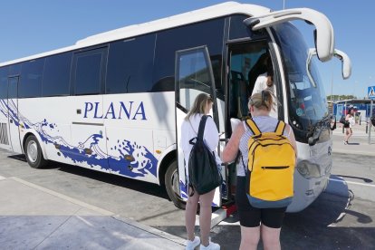 Imatge d’un dels autocars de la línia entre la Pineda, Salou i l’Aeroport de Reus