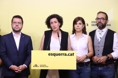 Pere Aragonès, Marta Rovira, Marta Vilalta i Juli Fernández durant la roda de premsa posterior a la consulta a la seu d'ERC.