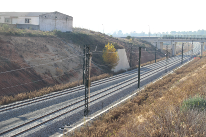 Primer tram amb les dues vies juntes del Corredor del Mediterrani cap al canviador d'ample de la Boella.