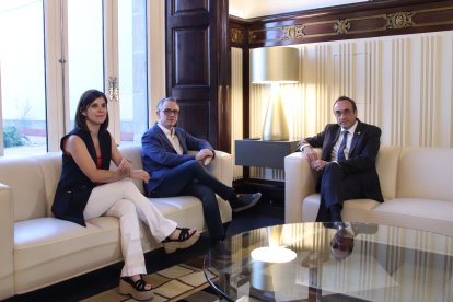 El president del Parlament, Josep Rull, es reuneix amb la portaveu d'ERC al parlament, Marta Vilalta, i el president del grup parlamentari, Josep Maria Jové, al despatx d'audiències