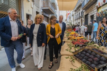 L’alcaldessa de Valls, Dolors Farré, el president de la Cambra de Comerç, Josep M. Rovira, i la consellera Meritxell Serret visitant els expositors de la Firagost.