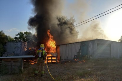 Un bomber treballant en l'extinció.