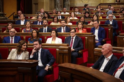 Salvador Illa, assegut al ple abans de l'inici del debat d'investidura.