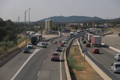 Imagen de vehículos parados en una de las vías de salida de Barcelona.
