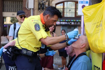 Imagen de personas atendidas por el SEM después de las cargas de los Mossos.