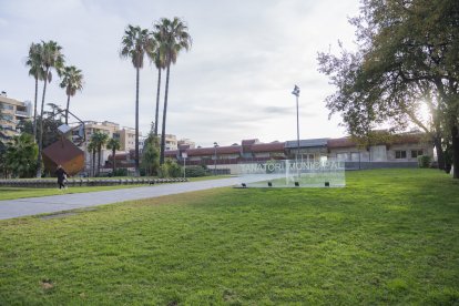 Fotografía del exterior del Tanatorio Municipal, de la división Servicios Funerarios Reus y Baix Camp, a través de la plaza de Pablo Picasso.