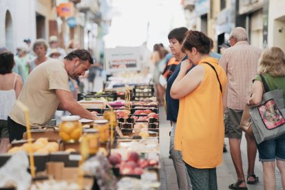 Una de les parades de productes de proximitat al carrer de la Cort per la Firagost 2024.