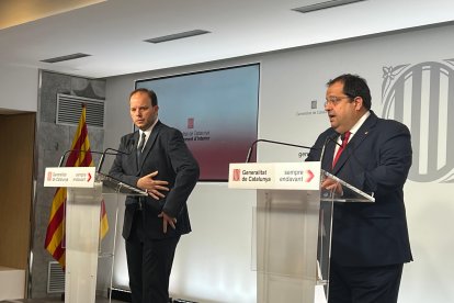 El conseller de l'Interior en funcions, Joan Ignasi Elena, i el director general de la Policia, Pere Ferrer, en roda de premsa.