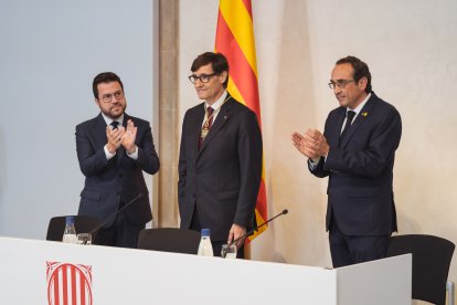 El president de la Generalitat, Salvador Illa, amb l'expresident Pere Aragonès i el president del Parlament, Josep Rull