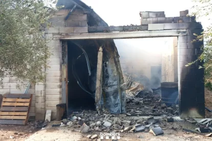 Exterior de la nau incendiada amb el sostre caigut.