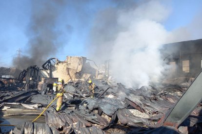 Imatge de l'incendi d'indústria a Puigpelat