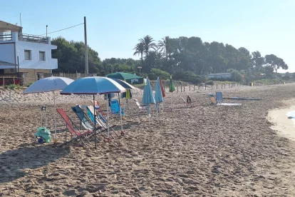 Cadires i para-sols resevant la primera línia de la platja Llarga de Tarragona.