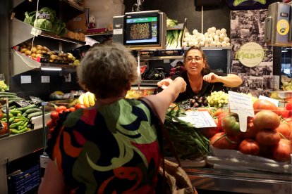 Una treballadora d'un dels comerços del Mercat Central de Tarragona atenent una clienta