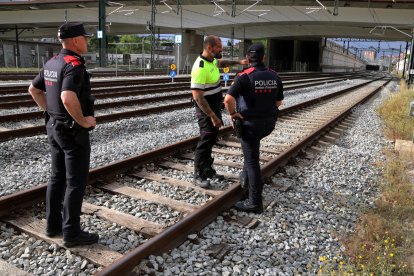 Mossos d'Esquadra i personal d'Adif vigilant la zona del nus i tallers de Sant Andreu Comtal.