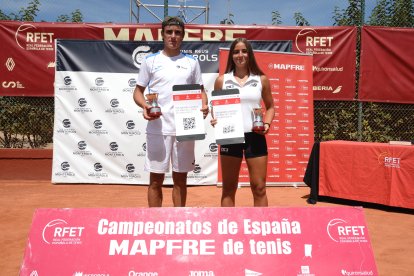 Andrés Santamarta i Charo Esquiva amb el trofeu de campions