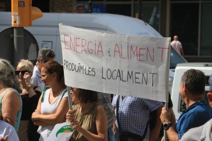 Els manifestants han instat a les administracions a canviar el model energètic i fer-lo més equilibrat territorialment.