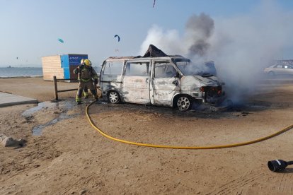 Imatge d'un dels vehicles afectats per l'incendi a la Ràpita