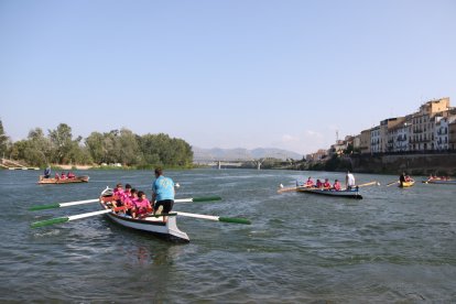 Un equip infantil a bord de muletes, embarcacions tradicionals, durant la 121a Festa del Riu Ebre a Móra d'Ebre