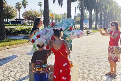 Imatge d'una família fent-se una fotografia a Salou