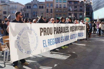 Imatge d'arxiu d'una concentració d'Unió de Pagesos davant l'Ajuntament de Reus per reclamar les obres de l'EDAR