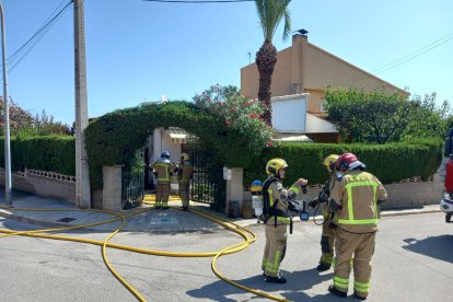 Imatge dels Bombers a l'habitatge on s'ha produït l'incendi a Torredembarra.