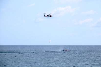 Efectius de Salvament Marítim i de la Policia Local de Torredembarra rescatant un individu durant el simulacre.