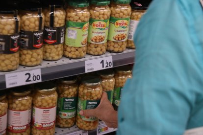 Diversos productes de marca de fabricant i de «marca blanca» en un supermercat de Barcelona.