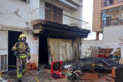 Imatge de la taulada danyada en un incendi al Vendrell.