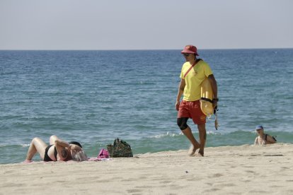 Un socorrista en una platja catalana.