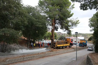 Operaris d'una empresa de perforacions treballen per confirmar la presència d'aigua i fer un pou a Riudecanyes