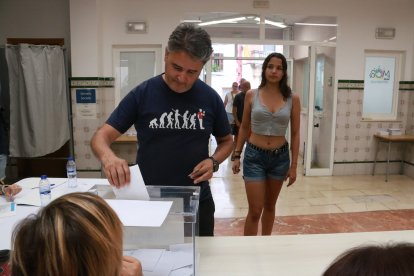 Un veí de la Bisbal del Penedès diposita el seu vot a la consulta popular sobre el nou polígon industrial