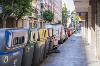 Imatge dels contenidors de la brossa al carrer Mare Molas, espai on normalment s’acumula la brutícia i males olors al barri