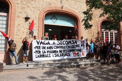 La plantilla de Secomsa concentrada davant del Consell Comarcal del Baix Camp per exigir millores laborals i salarials.