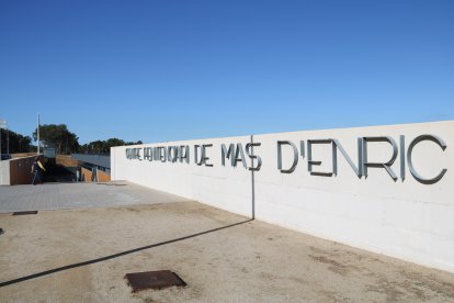 Pla general del cartell d'entrada del centre penitenciari de Mas d'Enric