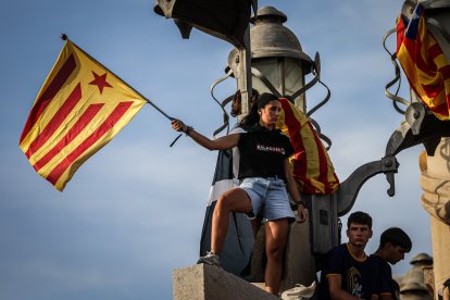 Una manifestant amb una estelada a la plaça d'Espanya, participant a la manifestació convocada per l'ANC amb motiu de la Diada.