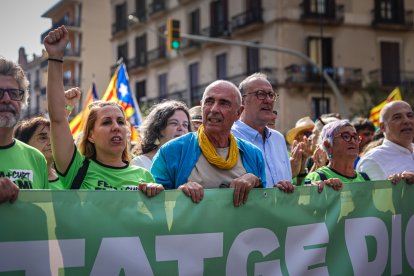 El president de l'ANC, Lluís Llach, i el president d'Òmnium Cultural, Xavier Antich, a la capçalera de la manifestació a Barcelona amb motiu de la Diada del 2024.